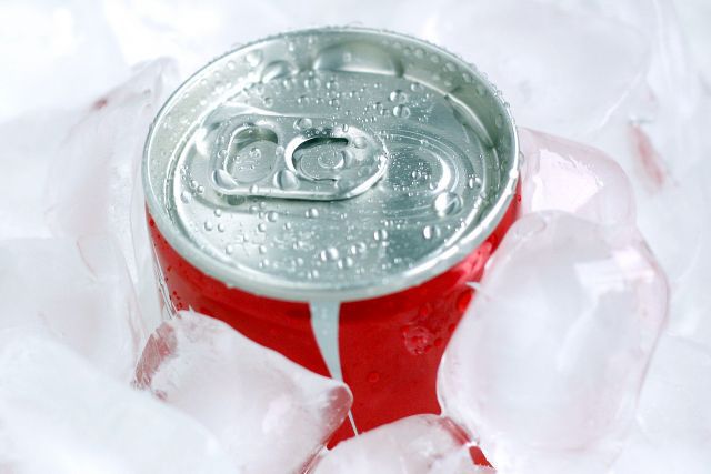 氷の中に入っているコカ・コーラの缶ジュース
