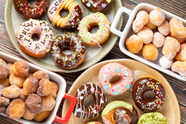 大量のカラフルなドーナツ