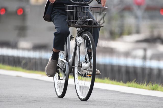 自転車通勤の男性