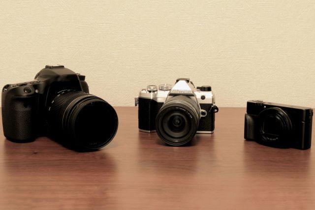 机の上に並べられた3台のカメラ