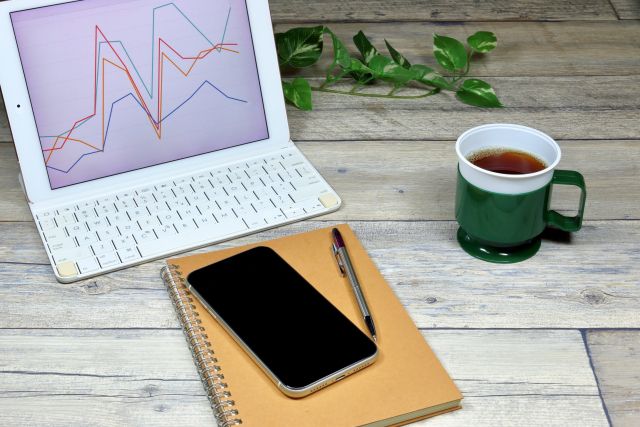 パソコンに表示される折れ線グラフ