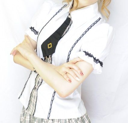 アイドル衣装を着て腕を組む女の子