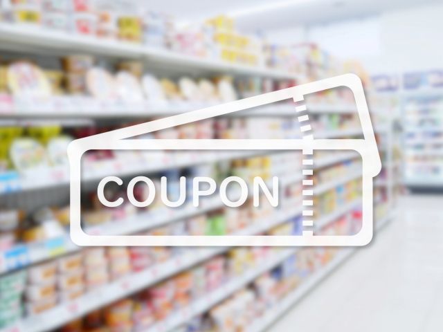 コンビニの商品棚と透明のクーポン