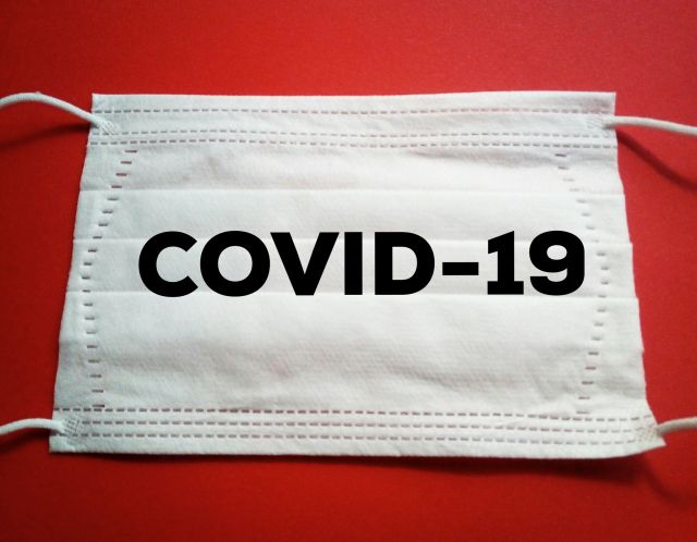 マスクの上に書かれた「COVID-19」