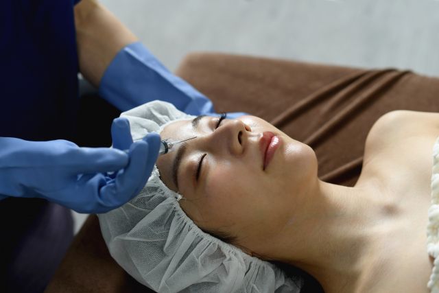 顔に注射する女性