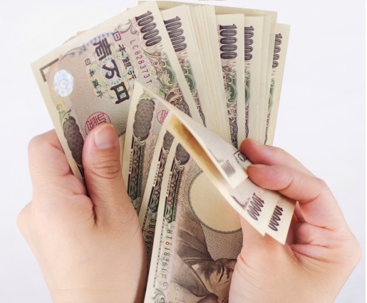 お金を数える手