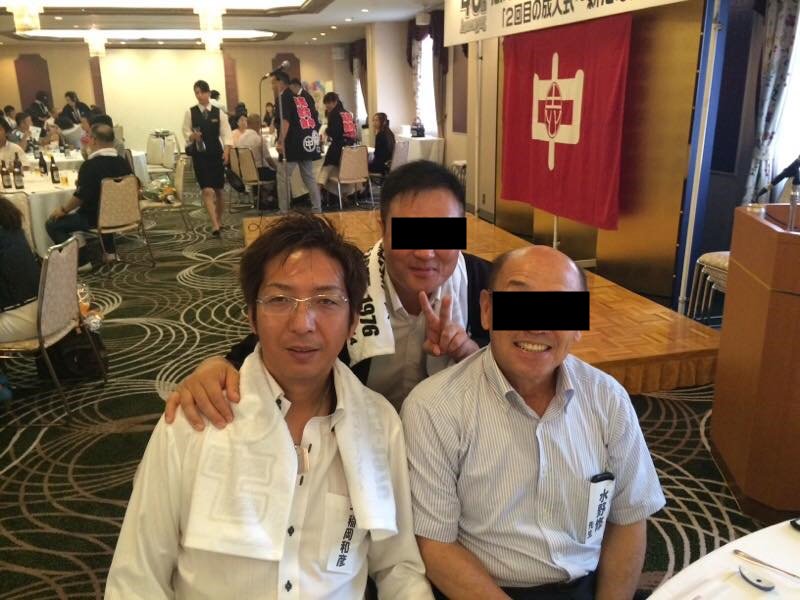 中年男性3人で集合写真