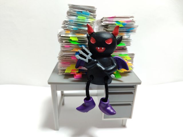 机の上に乗る悪魔