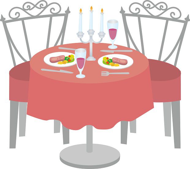 テーブルに置かれた2人分のディナーセット