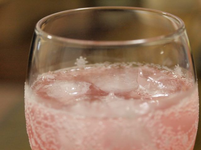 ピンクの炭酸水が入ったグラス