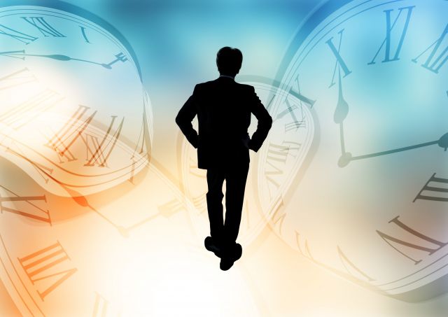 歪んだ時計と男性のシルエット