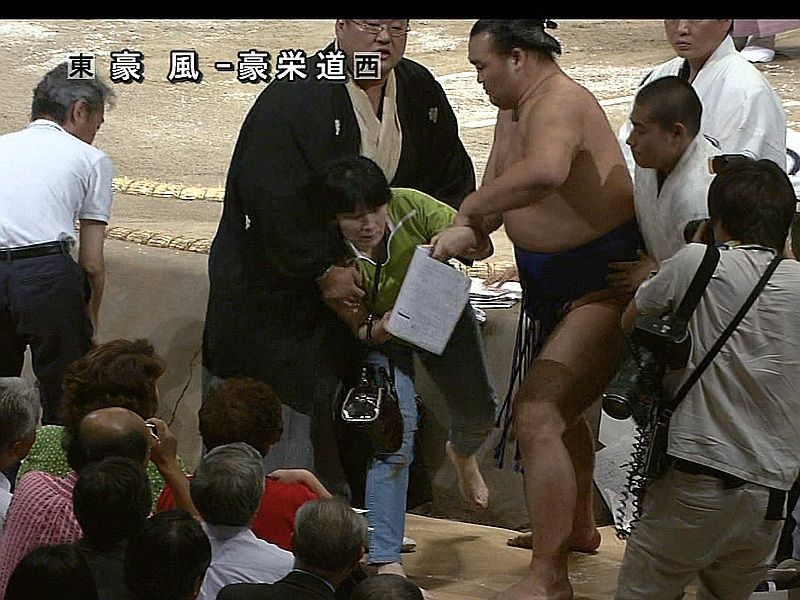 両国国技館で開かれていた大相撲秋場所の 土俵に乱入した女性