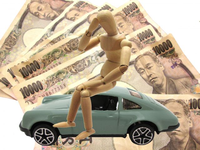 車に乗る人形のバックに数枚の1万円札