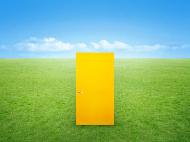草原に置かれた黄色いドア