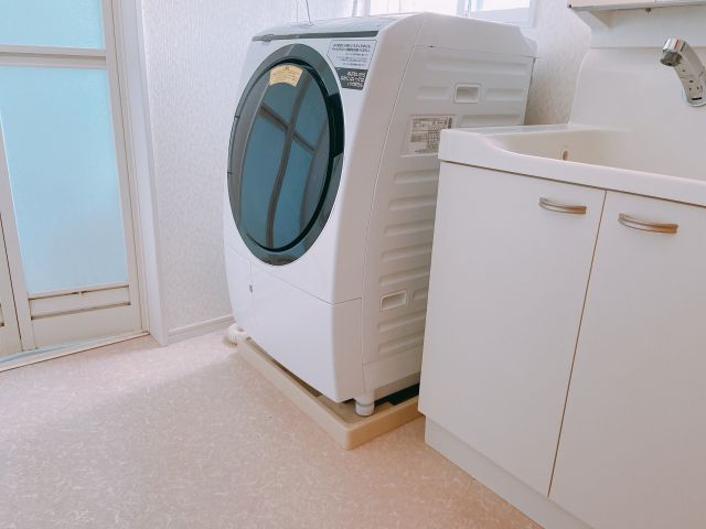 脱衣所に置かれたドラム式洗濯機