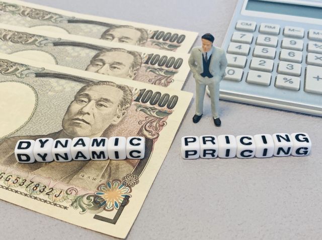 ダイナミックプライシングと書かれたサイコロとお金
