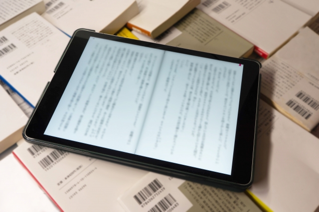 本の上の電子書籍タブレット