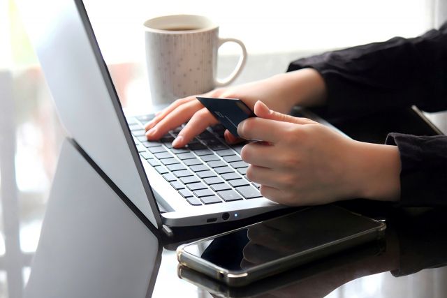 パソコンにクレジットカード番号を入力する人