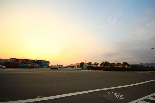 夕暮れの駐車場