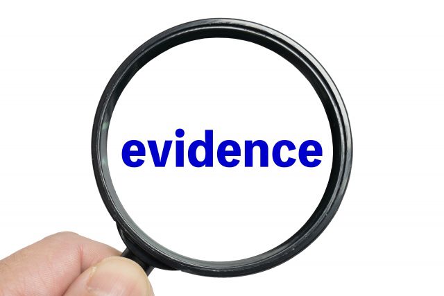虫眼鏡の中にevidenceの文字