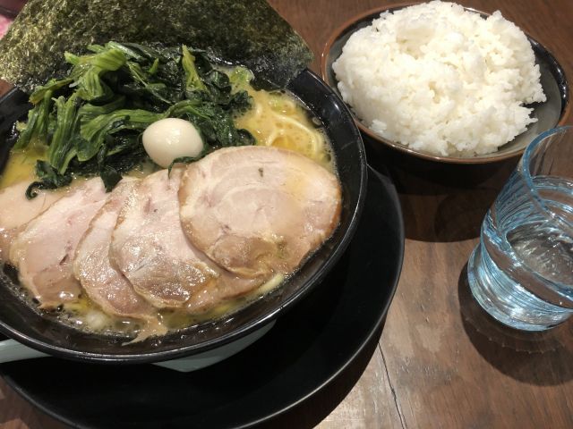 家系ラーメンとご飯