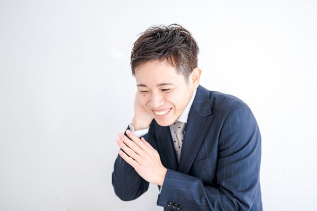 媚びた態度をとるビジネスマン