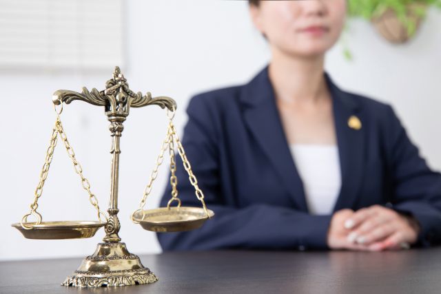 女性弁護士と天秤