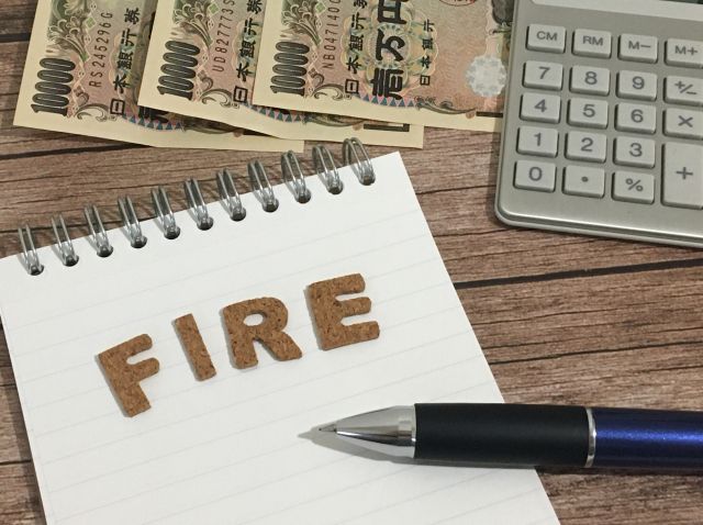 メモに書かれたFIREの文字と電卓とお金