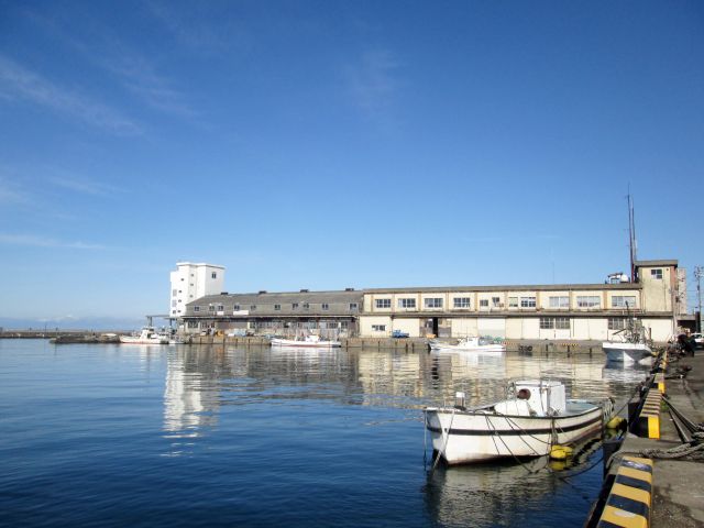 快晴の日の漁港