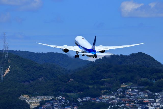 大阪空港を飛び立つJALの飛行機