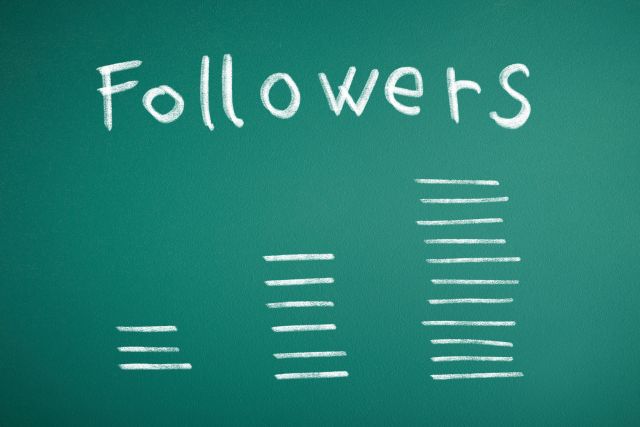 黒板に書かれた「Followers」という文字と横棒
