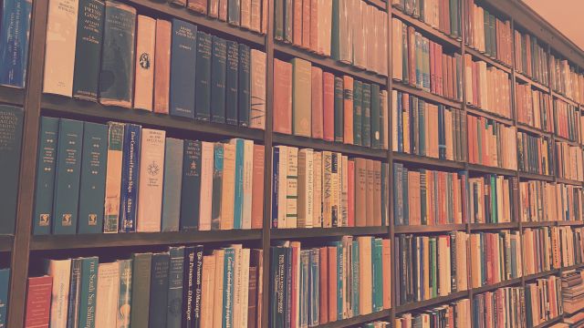 本棚に並ぶ洋書