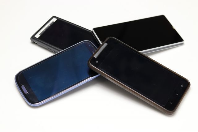 重ねられた4つのスマホ