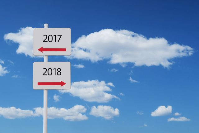 青空の中にある2017年と2018年への看板