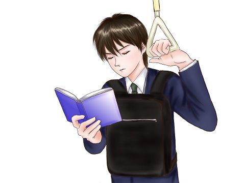 吊り革につかまって本を読む男性