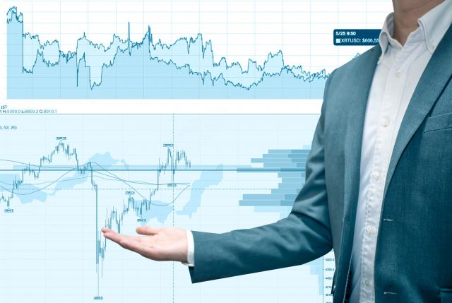 表を使って説明するファンドマネージャー