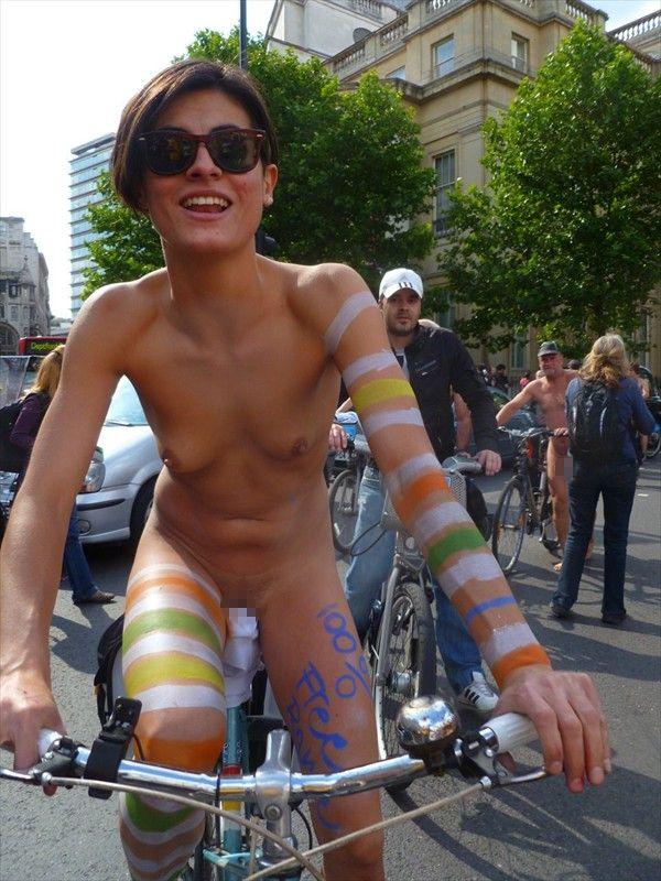 全裸自転車レースに出場する女性