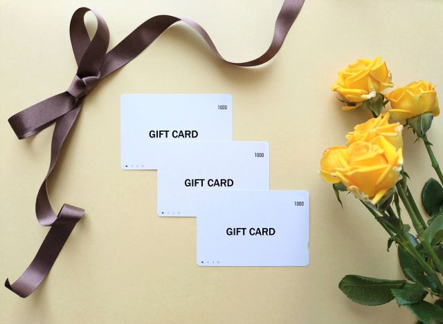 リボンとギフトカードと黄色い花