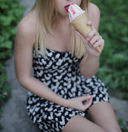 アイスクリームを食べる外国人女性
