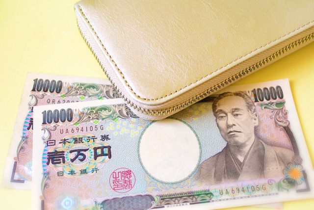 ゴールドの財布と2万円