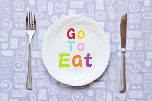 お皿の上に書かれた「Go To Eat」の文字
