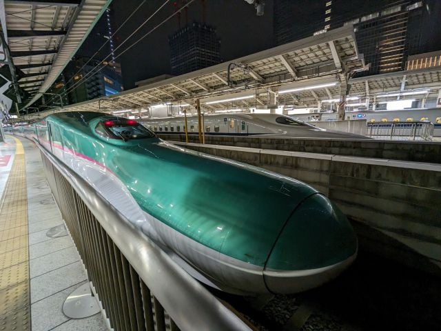 東京駅に停まる緑色の新幹線