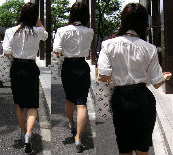 服の上から下着がすけて見えている女性