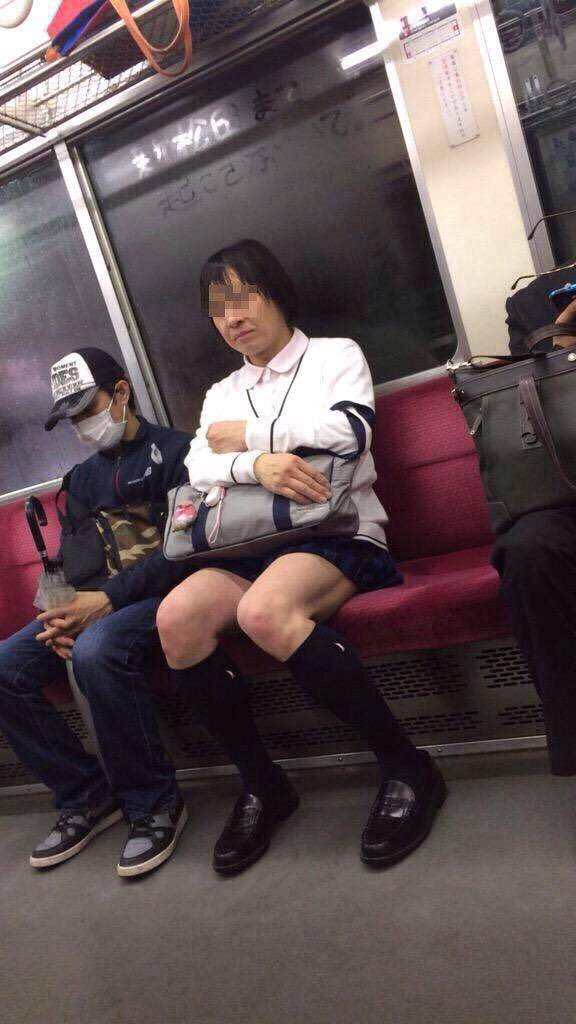 電車内にいるJKの服装をした男性