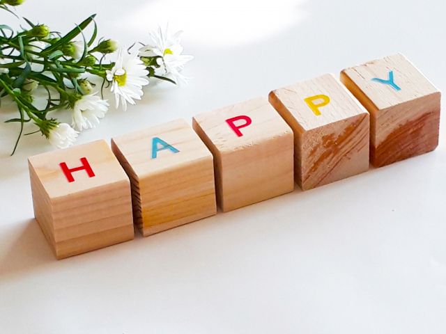 HAPPYと書かれた木のブロック