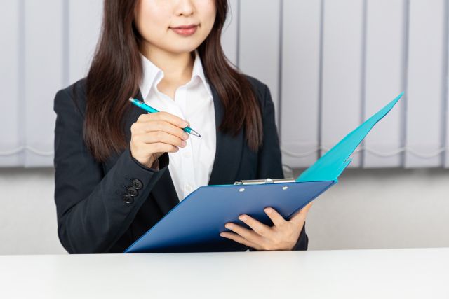 ヒアリングする女性