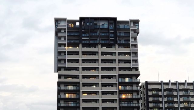 曇りの日の高層マンション