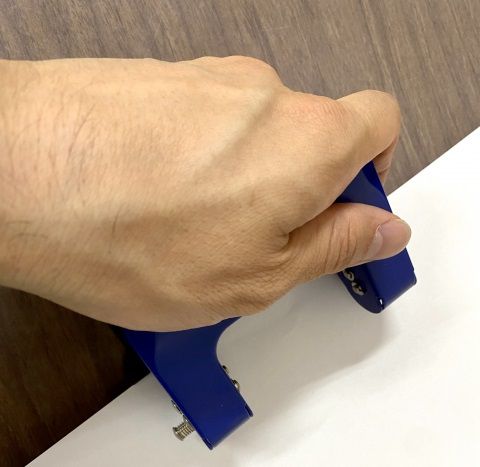 穴あけパンチで書類に穴を開ける人