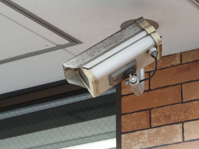自宅の壁に設置された防犯カメラ