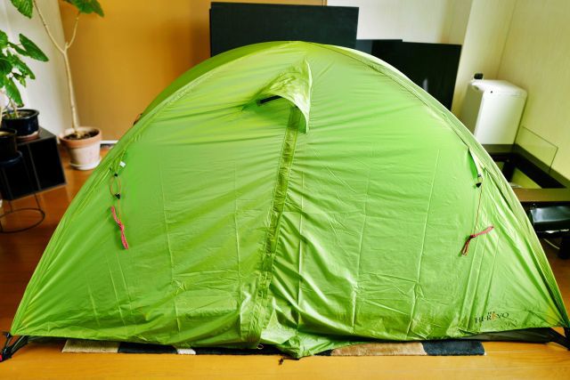 キャンプ用のテントを張った部屋